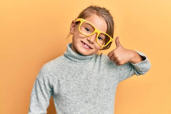 Kleines Schönes Mädchen Lässiger Kleidung Und Gelber Brille Glücklich Und — Stockfoto
