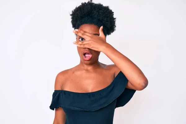 Mladá Afroameričanka Neformálním Oblečení Vykukuje Šoku Zakrývá Obličej Oči Rukou — Stock fotografie