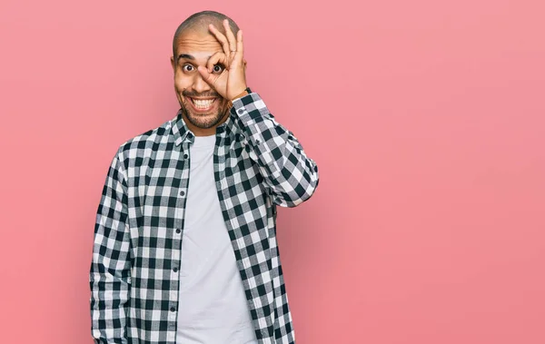 Homem Adulto Hispânico Vestindo Roupas Casuais Fazendo Gesto Com Mão — Fotografia de Stock