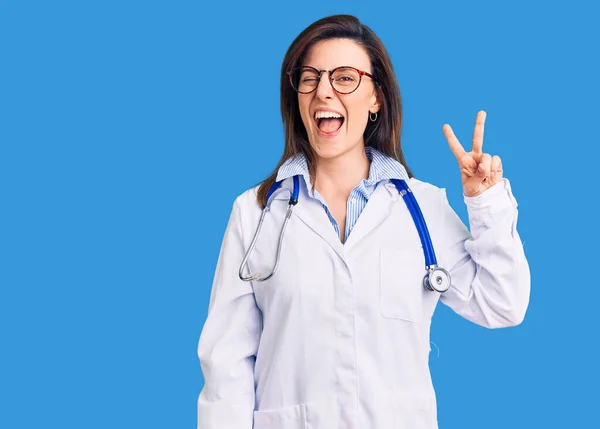 Ung Vacker Kvinna Bär Läkare Stetoskop Och Glasögon Ler Med — Stockfoto