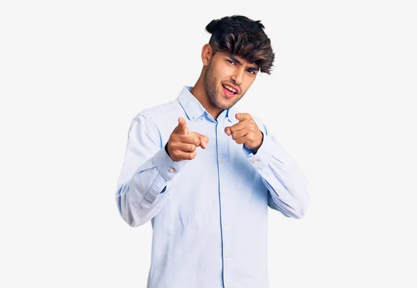 Jovem Hispânico Vestindo Camisa Casual Apontando Dedos Para Câmera Com — Fotografia de Stock