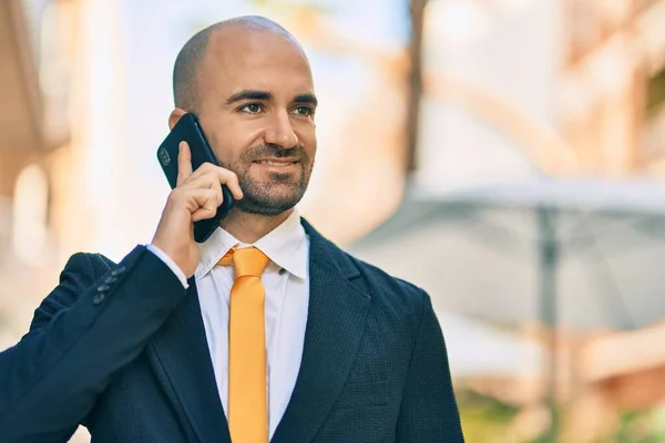 Junger Hispanischer Glatzköpfiger Geschäftsmann Lächelt Fröhlich Auf Dem Smartphone Der — Stockfoto