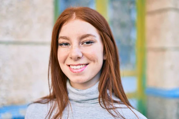 Ung Irländsk Tonåring Flicka Ler Glad Promenader Stan — Stockfoto