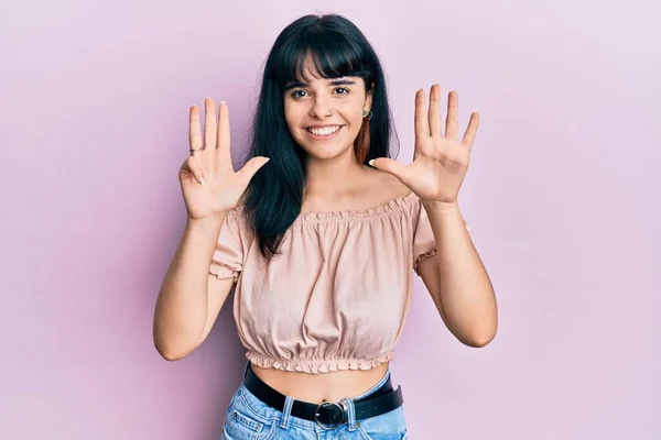 Junges Hispanisches Mädchen Trägt Lässige Kleidung Und Zeigt Mit Finger — Stockfoto