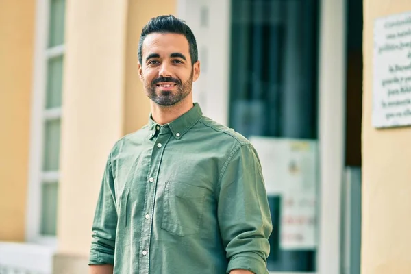 Joven Hispano Sonriendo Feliz Pie Ciudad — Foto de Stock