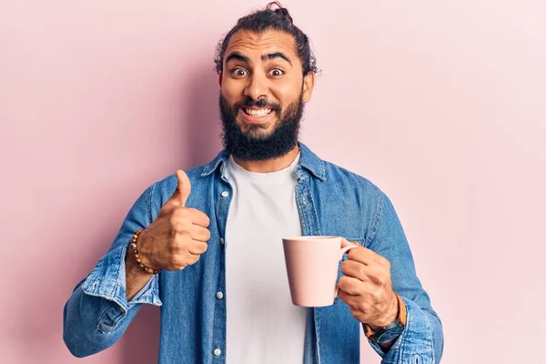 Ung Arabisk Man Som Håller Kaffe Leende Glad Och Positiv — Stockfoto