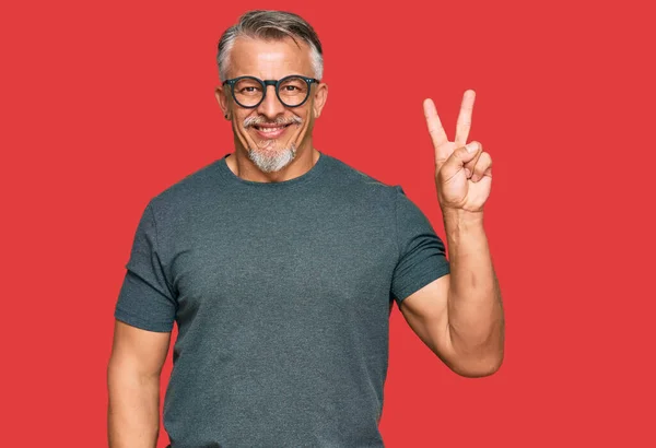 Hombre Pelo Gris Mediana Edad Vistiendo Ropa Casual Gafas Sonriendo —  Fotos de Stock