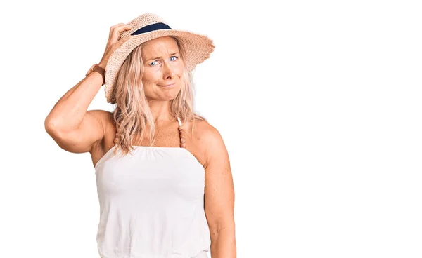 Mulher Loira Forma Meia Idade Usando Chapéu Verão Confundir Perguntar — Fotografia de Stock