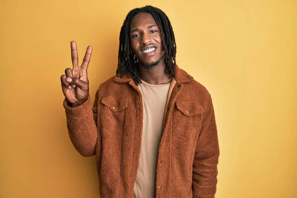 Hombre Afroamericano Con Trenzas Con Chaqueta Retro Marrón Sonriendo Mirando —  Fotos de Stock