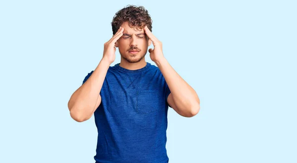 Joven Hombre Guapo Con Pelo Rizado Usando Ropa Casual Con —  Fotos de Stock