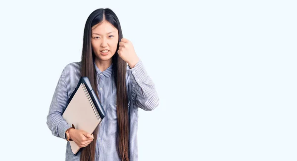 Ung Vacker Kinesisk Kvinna Håller Anteckningsbok Irriterad Och Frustrerad Skrika — Stockfoto