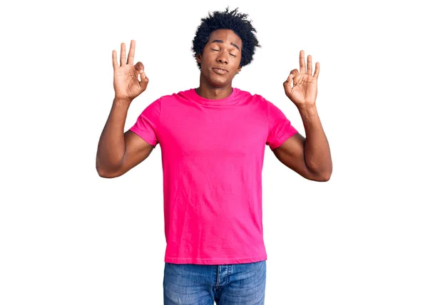 Snygg Afrikansk Amerikansk Man Med Afro Hår Bär Casual Rosa — Stockfoto