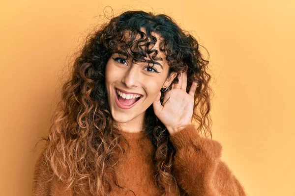 Joven Chica Hispana Vestida Con Ropa Casual Sonriendo Con Mano —  Fotos de Stock