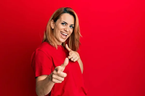 Ισπανίδα Νεαρή Γυναίκα Φορώντας Casual Κόκκινο Πουκάμισο Δείχνοντας Δάχτυλα Στην — Φωτογραφία Αρχείου