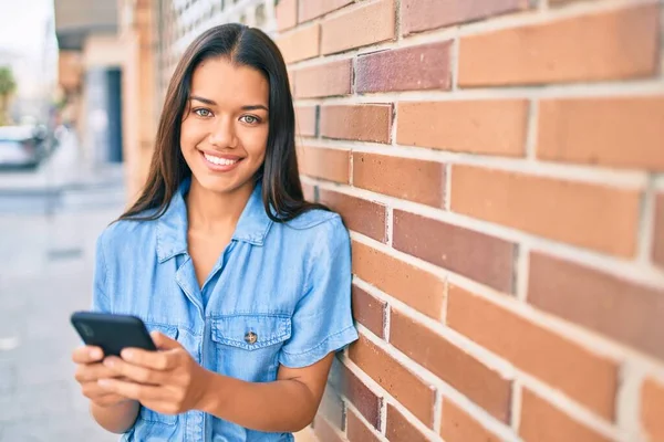 Joven Chica Latina Sonriendo Feliz Usando Smartphone Ciudad — Foto de Stock