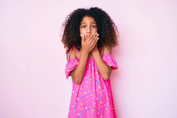 Afroamerikanisches Kind Mit Lockigem Haar Lässigem Kleid Schockiert Mund Mit — Stockfoto
