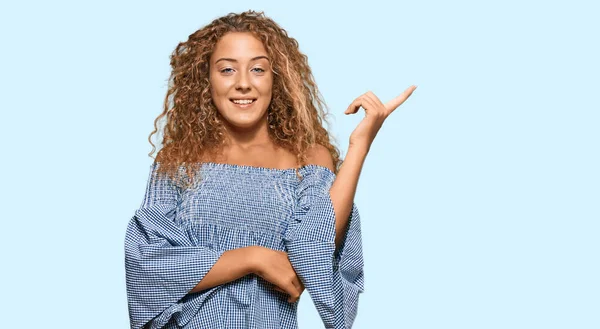 Menina Adolescente Branca Bonita Usando Vestido Verão Com Grande Sorriso — Fotografia de Stock