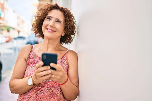 Medelålders Kvinna Som Använder Smartphone Lutar Sig Mot Väggen Gatan — Stockfoto