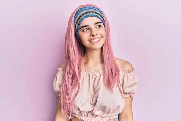 若いですHispanic女の子とともにピンク髪見て側 リラックスプロファイルポーズとともに自然顔と自信満面の笑顔 — ストック写真
