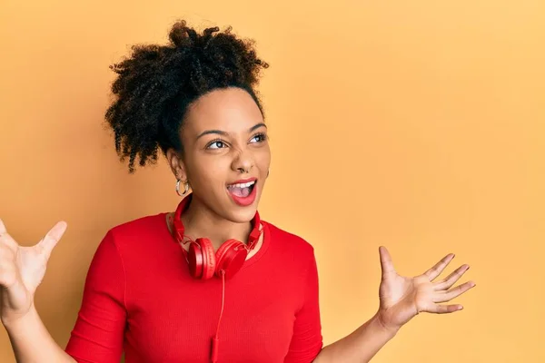 Chica Afroamericana Joven Escuchando Música Usando Auriculares Locos Locos Gritando —  Fotos de Stock