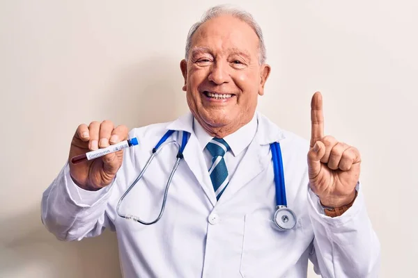 Senior Pohledný Šedovlasý Lékař Muž Drží Koronavirovou Zkumavku Vzorkem Krve — Stock fotografie