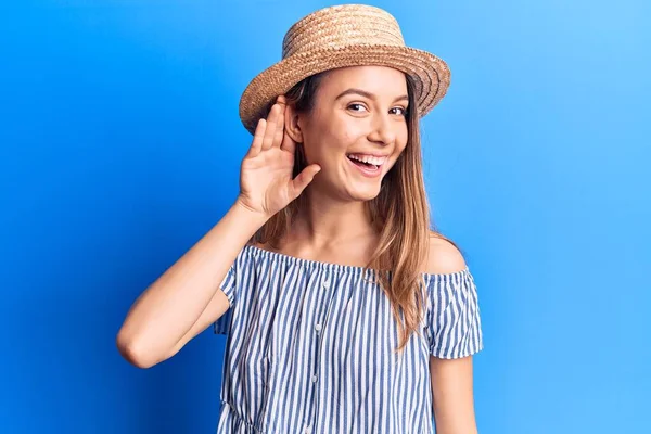 Joven Chica Hermosa Con Sombrero Verano Camiseta Rayas Sonriendo Con —  Fotos de Stock