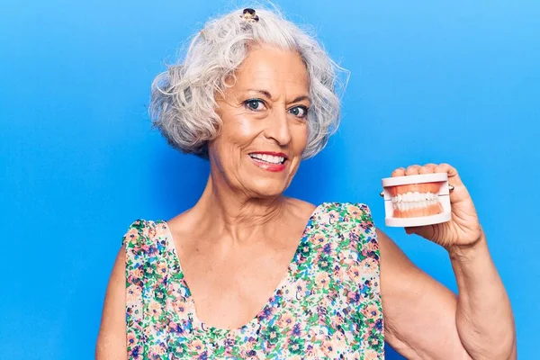 Senior Grauhaarige Frau Mit Gebiss Sieht Positiv Und Glücklich Stehend — Stockfoto