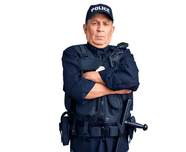 Kıdemli Yakışıklı Adam Polis Üniforması Giyiyor Şüpheci Gergin Yüzünde Çapraz — Stok fotoğraf