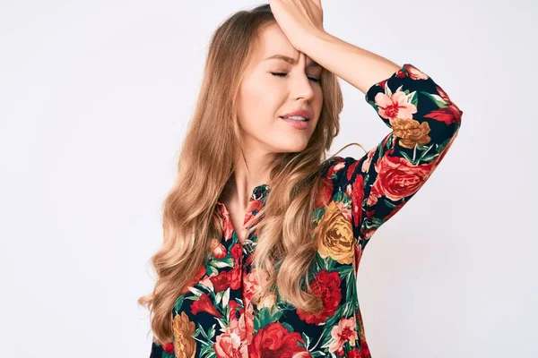 金髪の髪を持つ若い白人女性は ミスのために頭の上に手で驚いてエレガントな花のシャツを着て エラーを覚えています 忘れられた悪い記憶の概念 — ストック写真
