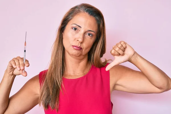 Donna Ispanica Mezza Età Che Tiene Siringa Con Faccia Arrabbiata — Foto Stock