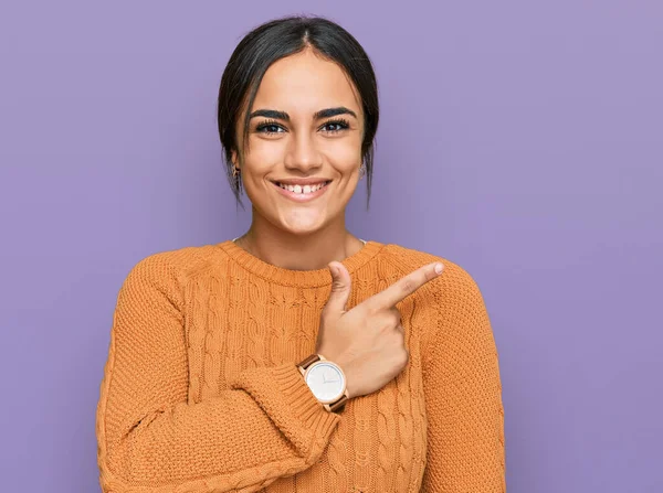 Mujer Morena Joven Vistiendo Suéter Casual Invierno Alegre Con Una — Foto de Stock