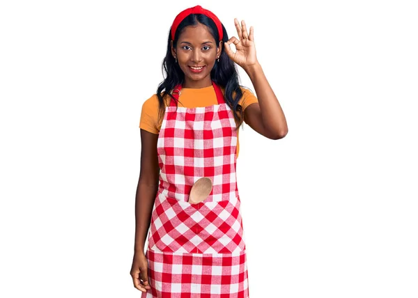 Молода Індійська Дівчина Носить Професійний Пекарський Фартух Посміхаючись Позитивно Роблячи — стокове фото