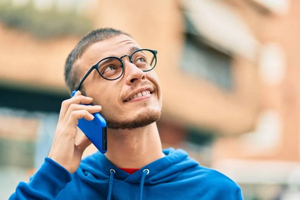 Joven Hombre Hispano Sonriendo Feliz Hablando Smartphone Ciudad —  Fotos de Stock