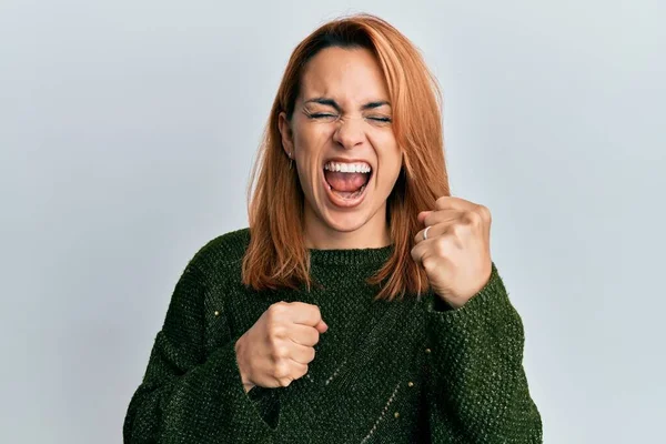 Spaanse Jonge Vrouw Draagt Casual Winter Trui Vieren Verrast Verbaasd — Stockfoto