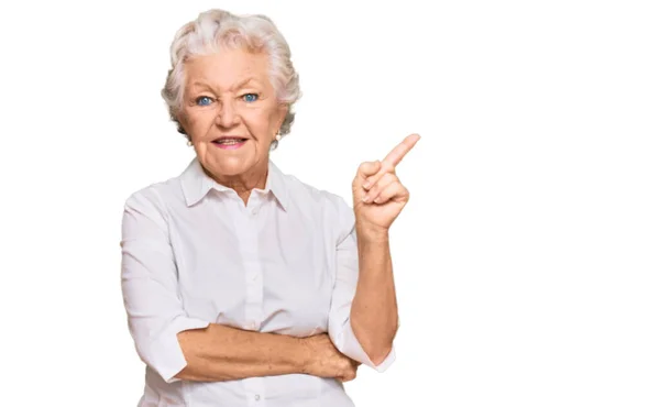 Ältere Grauhaarige Frau Lässiger Kleidung Mit Einem Breiten Lächeln Gesicht — Stockfoto
