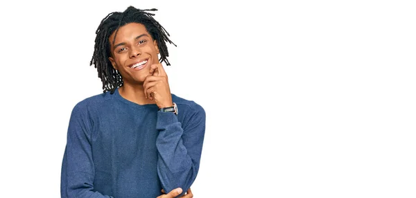 Young African American Man Wearing Casual Winter Sweater Looking Confident — Stock Photo, Image