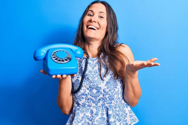 Jeune Belle Femme Brune Tenant Téléphone Vintage Sur Fond Bleu — Photo