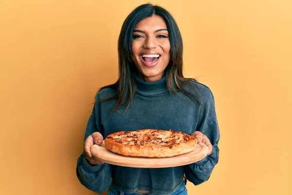 Joven Transexual Latina Transexual Sosteniendo Pizza Italiana Sonriendo Riendo Voz — Foto de Stock