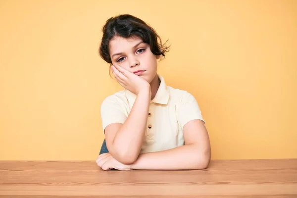 Niedliches Hispanisches Kind Lässiger Kleidung Sitzt Auf Dem Tisch Und — Stockfoto