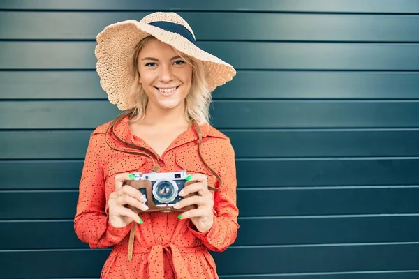 Jovem Loira Turista Mulher Sorrindo Feliz Usando Câmera Vintage Andando — Fotografia de Stock