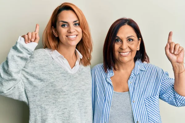 Latijnse Moeder Dochter Casual Kleding Verrast Met Een Idee Vraag — Stockfoto