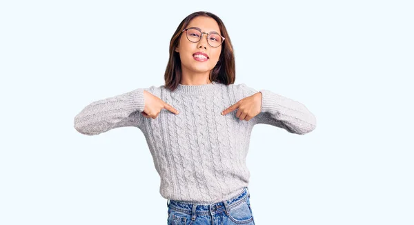 Ung Vacker Kinesisk Flicka Bär Casual Kläder Ser Säker Med — Stockfoto