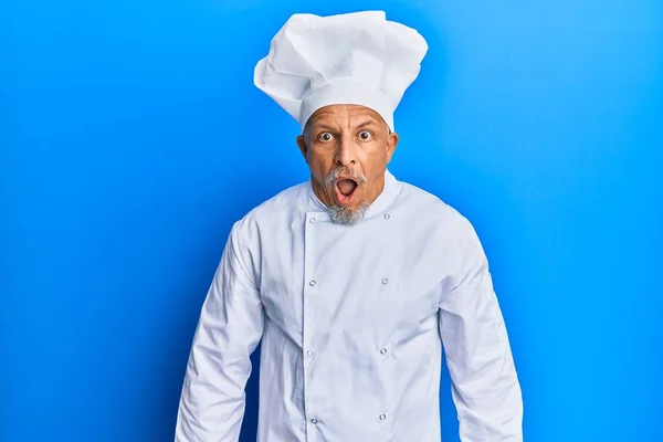 Šedovlasý Muž Středního Věku Profesionální Kuchařské Uniformě Klobouku Vyděšený Šokovaný — Stock fotografie
