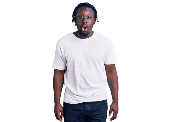 Joven Hombre Afroamericano Con Trenzas Vistiendo Camiseta Blanca Casual Asustado —  Fotos de Stock