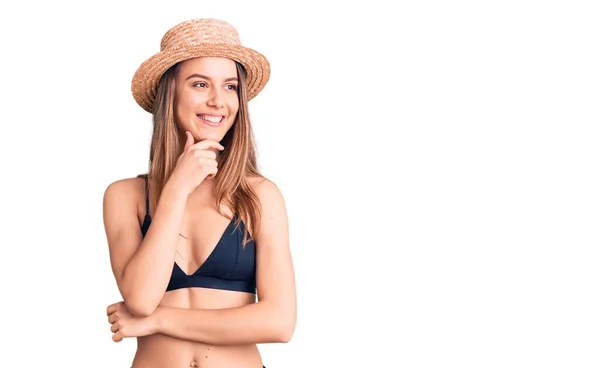 Jeune Belle Fille Portant Bikini Chapeau Avec Main Sur Menton — Photo