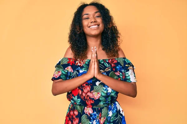 Jovem Afro Americana Vestindo Roupas Casuais Orando Com Mãos Juntas — Fotografia de Stock