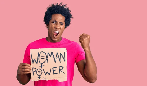 Afro Saçlı Afro Saçlı Yakışıklı Bir Amerikalı Kadın Güç Pankartı — Stok fotoğraf