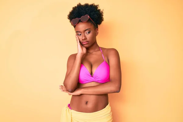 Bikini Giyen Afro Amerikalı Genç Bir Kadın Kollarını Kavuşturup Depresyondan — Stok fotoğraf