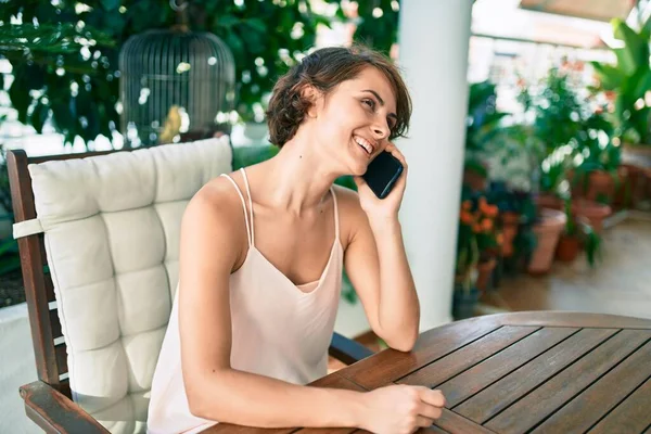 아름다운 코카서스 여성은 집에서 스마트폰을 사용하여 행복하게 — 스톡 사진