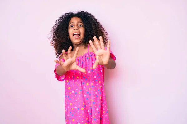 Kıvırcık Saçlı Afro Amerikalı Çocuk Günlük Giysiler Giyiyor Korku Ifadelerinden — Stok fotoğraf
